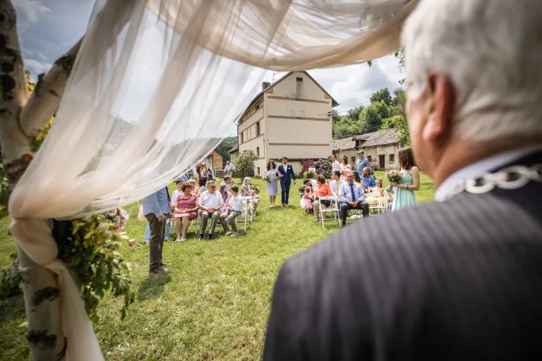 img_YsmEUebEz1eiM3Yr.jpg Pohled přes rameno oddávajícího z matriky Rakovník. Máme s nimi samé pozitivní zkušenosti. Rádi vám předáme kontakt, pokud budete potřebovat.