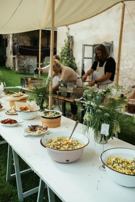 img_bf0VNbNUSnX6cdEk.jpg Catering ve formě rautu bych vám u nás na lučním mlejně doporučila. Neformální atmosféra místa k tomu vybízí. Navíc je to ekologičtější varianta, každý si nandá jen to co má rád a na co má zrovna chuť. Na fotce výborná venkovní kuchyně od bistra Sweet and Pepper days.