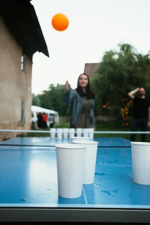 img_wo4o7OsCHlW7We65.jpg A ti méně akční, kteří holdují hrám s kapkou alkoholu, určitě ocení využití pingpongového stolu na beerpong.Svatební zábava jak ulitá.