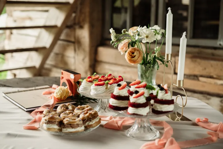 Sweet bar na svatbě se těší velké oblibě. Od letoška máme ve mlýně velkou dřevěnou špulku, na které dortíky, zákusky a sladkosti krásně vyniknou.